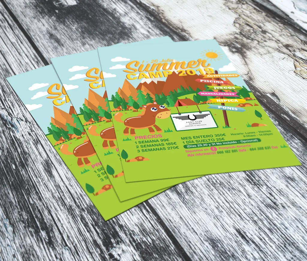 Flyers publicitarios de verano sobre una mesa de madera