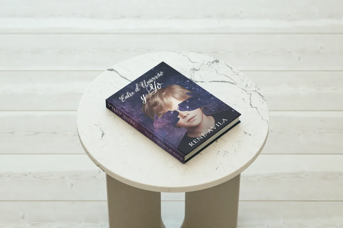 Libro Entre el Universo y yo sobre una mesa